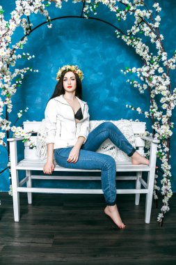 Studio mavi bir arka plan üzerinde poz kız