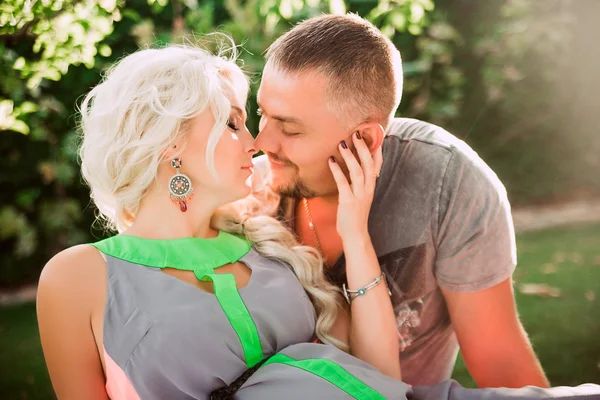 Een zwangere vrouw en een man. Een familie — Stockfoto