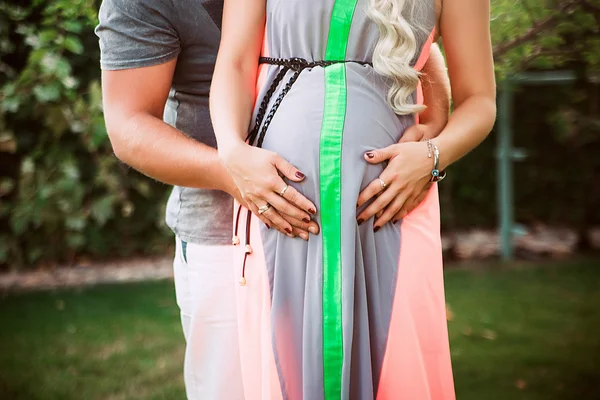 Hands on the belly of the pregnant woman — Stock Photo, Image