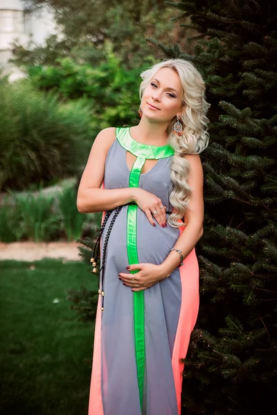 Pregnant woman in the garden — Stock Photo, Image