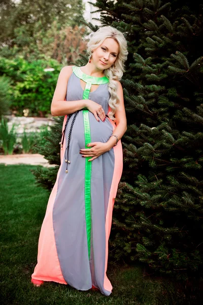 Pregnant woman in the garden — Stock Photo, Image