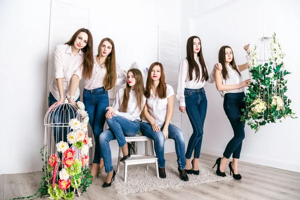 Gesellschaft junger hübscher Mädchen posiert im Frühlingsstudio — Stockfoto