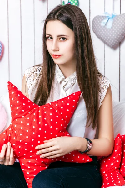 Menina bonita no sofá no estúdio — Fotografia de Stock