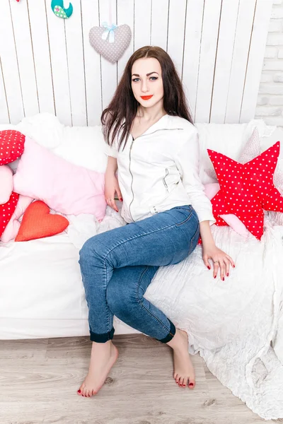 Hermosa chica en el sofá en el estudio — Foto de Stock