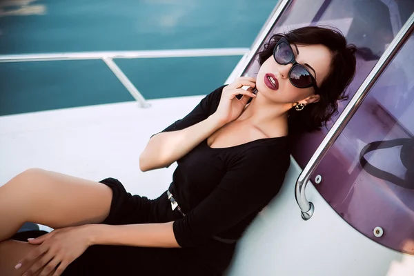 Picture of sexy woman sitting on the yacht — Stockfoto