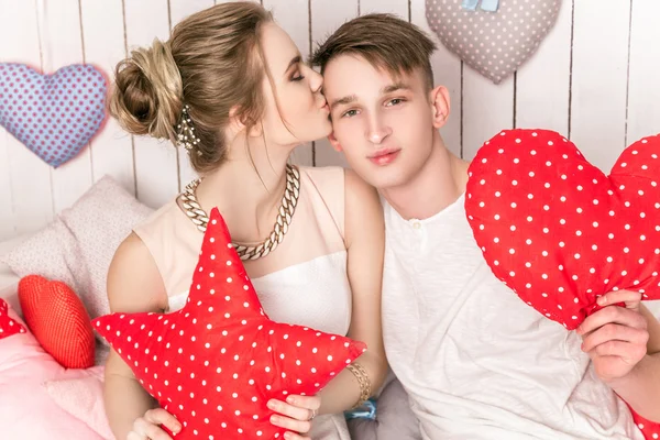 Jong koppel in de liefde in het interieur studio — Stockfoto