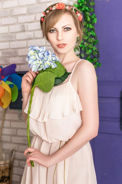 봄 스튜디오에서 포즈를 취하는 젊은 아름 다운 소녀 — 스톡 사진