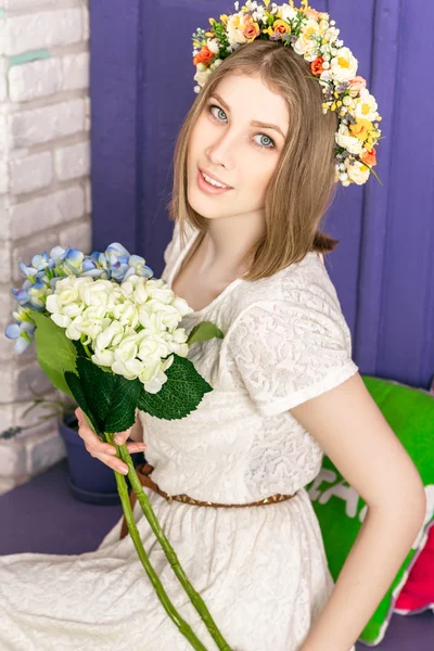 Mooi meisje poseren in voorjaar studio — Stockfoto