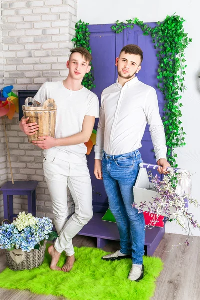 Zwei gutaussehende Typen, die in der Nähe der violetten Türen stehen — Stockfoto