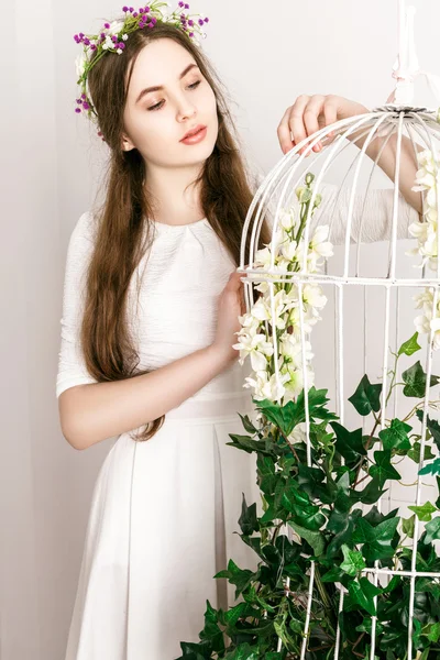 Jeune belle fille posant au studio de printemps — Photo