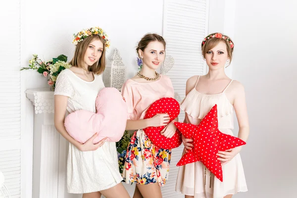 Companhia de jovens meninas bonitas posando no estúdio de primavera — Fotografia de Stock