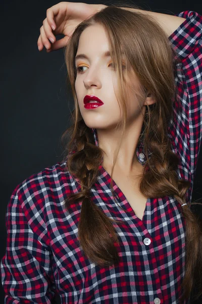 Studio photo de jeune femme sur fond noir — Photo