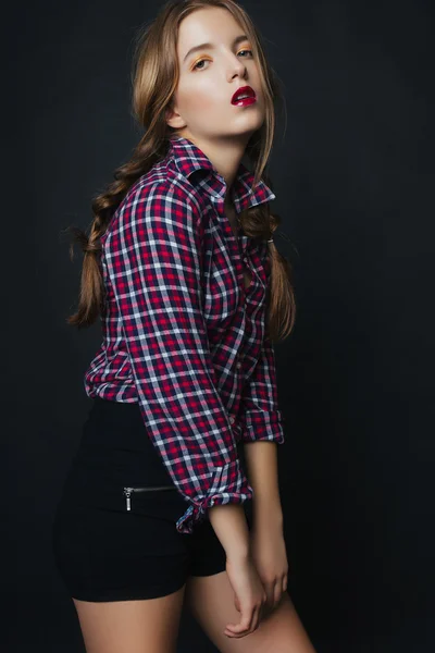 Studiofoto einer jungen Frau auf schwarzem Hintergrund — Stockfoto