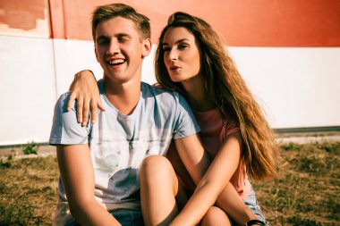 Sevgi dolu birkaç gülüyor.