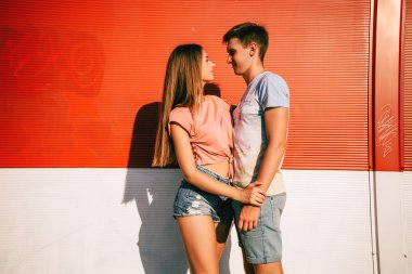 açık havada birbirine bakarak seven Çift