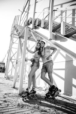 İki sokak merdivenlerde yakınındaki silindirler üzerinde aşık. Bla