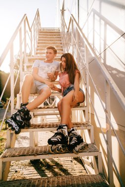 merdivenlerde oturan aşık Çift