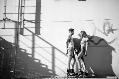 İki sokak merdivenlerde yakınındaki silindirler üzerinde aşık. Bla