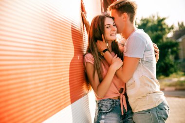 Sevgi dolu birkaç gülüyor.