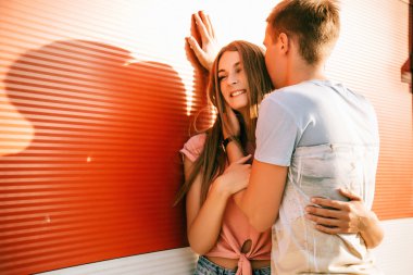 Sevgi dolu birkaç gülüyor.