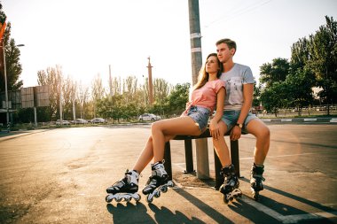 gün batımında sokakta oturan sevgi dolu çift