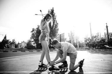 Gün batımında paten kaymak. Siyah beyaz