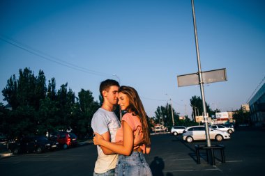 güzel çift sarılma