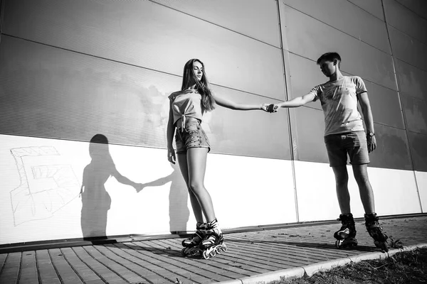 Un par de patines al atardecer. Foto en blanco y negro —  Fotos de Stock