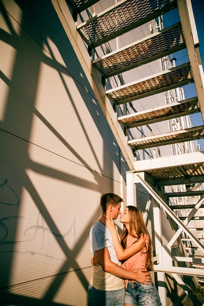 Pareja enamorada en los rodillos cerca de las escaleras en la calle —  Fotos de Stock