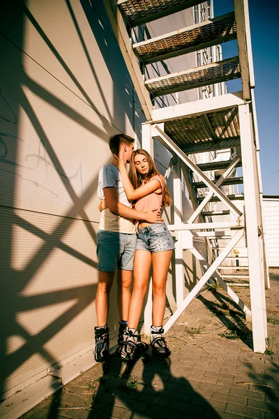 Paar verliefd op de rollen in de buurt van de trap op straat — Stockfoto