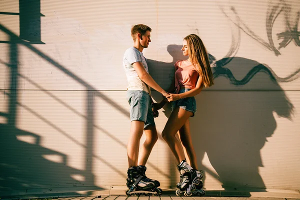 Verliebtes Paar auf den Rollatoren neben der Treppe auf der Straße — Stockfoto