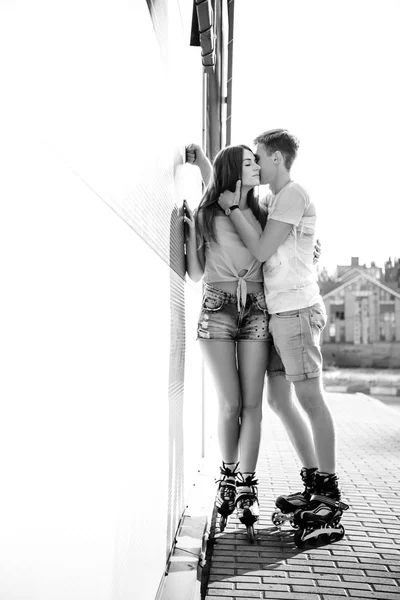 Una pareja amorosa riéndose. Fotografía en blanco y negro — Foto de Stock