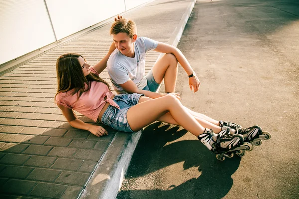 Casal sentado no passeio em uma rua — Fotografia de Stock