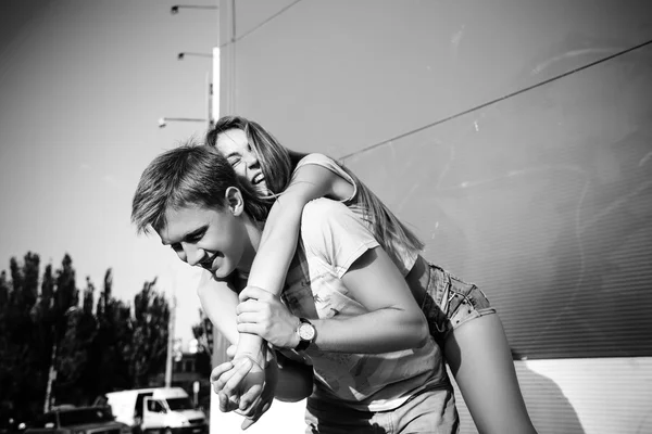 Una pareja amorosa riéndose. Fotografía en blanco y negro — Foto de Stock