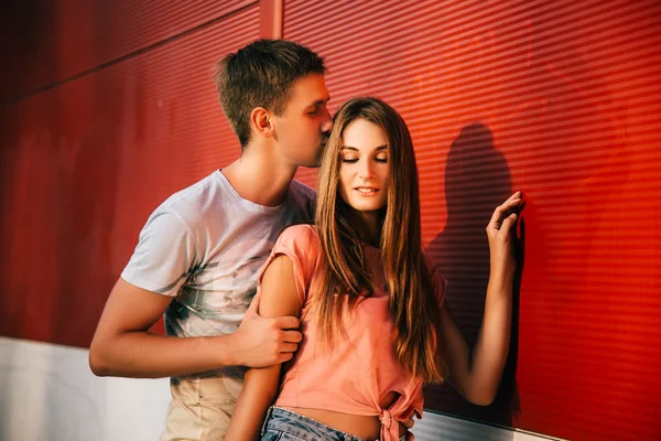 Casal amoroso ao ar livre. Menino beijando a menina — Fotografia de Stock