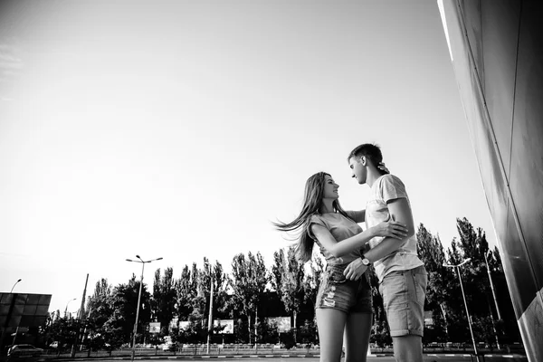 Casal amoroso olhando uns para os outros ao ar livre. Preto e branco — Fotografia de Stock