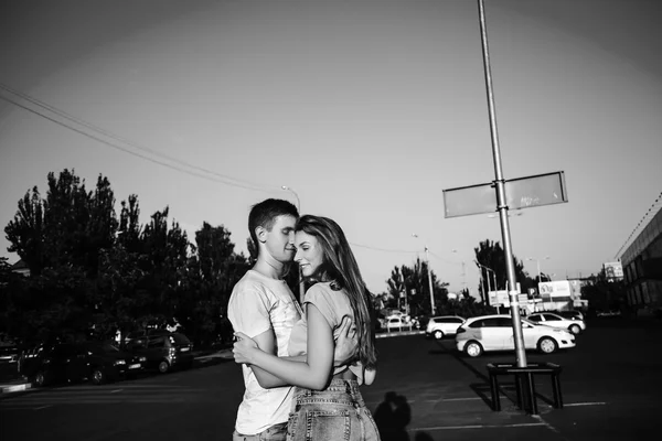 美しいカップルが抱き合う。白黒 — ストック写真