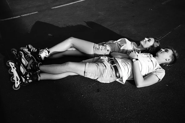 Una coppia adorabile sdraiata sull'asfalto. Bianco e nero — Foto Stock