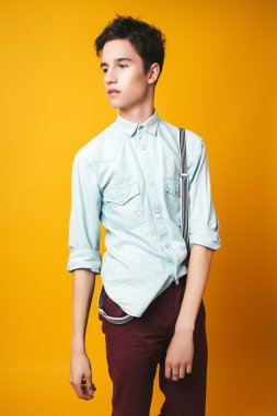 Sarı zemin üzerine genç adam stüdyo fotoğrafı 