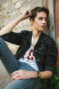 Açık havada duran genç adam. moda portre. 