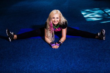 Genç ve güçlü kız egzersiz yaparak