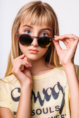 Beyaz arka plan üzerinde genç ve güzel bir kız