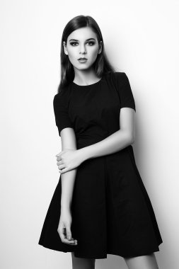 Beyaz arka plan üzerinde genç kadının Studio fotoğraf. Siyah ve beyaz