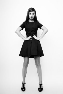 Beyaz arka plan üzerinde genç kadının Studio fotoğraf. Siyah ve beyaz