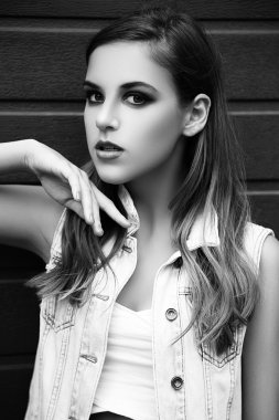 Açık havada duran genç kadın. moda portre. Siyah ve beyaz