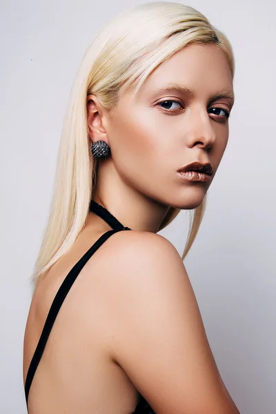 Estúdio retrato de jovem mulher no fundo branco — Fotografia de Stock