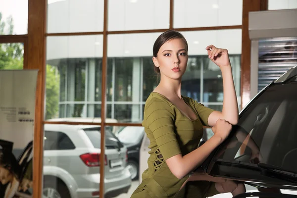 Girl stands near the car — Stock Photo, Image