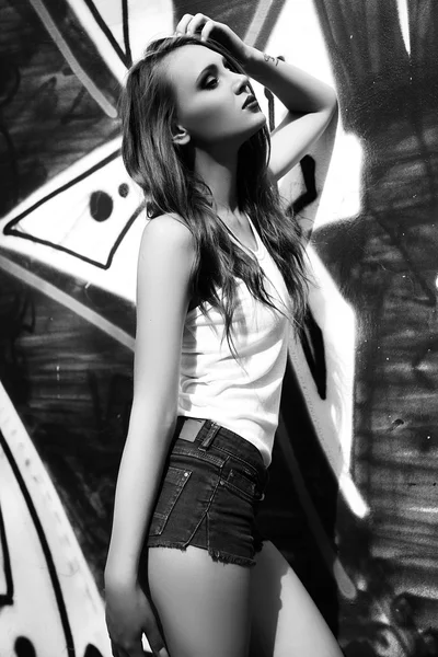 Mujer joven parada al aire libre. retrato de moda . —  Fotos de Stock