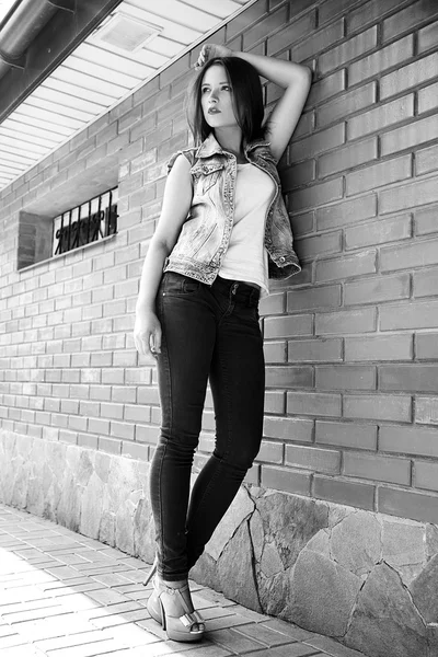 Mujer joven parada al aire libre. retrato de moda. Blanco y negro —  Fotos de Stock