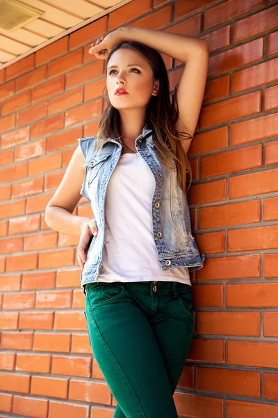 Mujer joven parada al aire libre. retrato de moda . —  Fotos de Stock